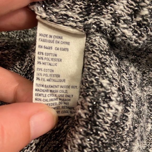 American Eagle black, white, & silver metallic cropped SP. - Picture 7 of 7